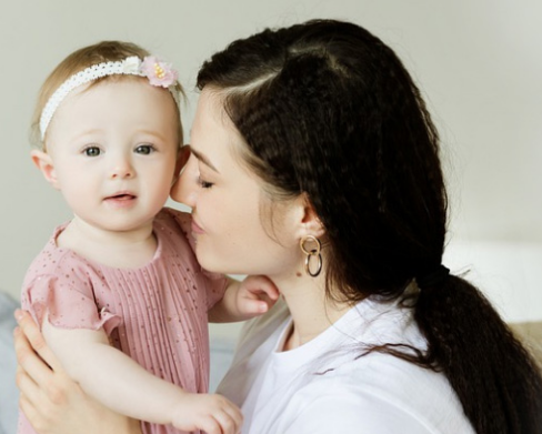 育兒嫂怎么教寶寶學會謙讓?(育兒嫂把小孩帶好的方法)